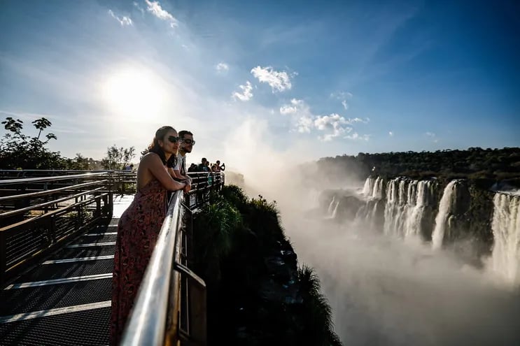 Las Cataratas del Iguazú vuelven a recibir a los turistas desde esta mañana.