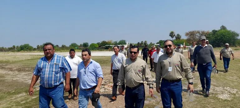 El presidente de la ANDE, Félix Sosa y comitiva a su llegada esta mañana en el aeropuerto de Fuerte Olimpo.