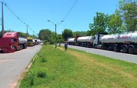 Gran cantidad de camiones cisternas, con chapa boliviana, llegó a la Ciudad de San Antonio y copan las avenidas y calles vecinales, y genera la queja de vecinos.