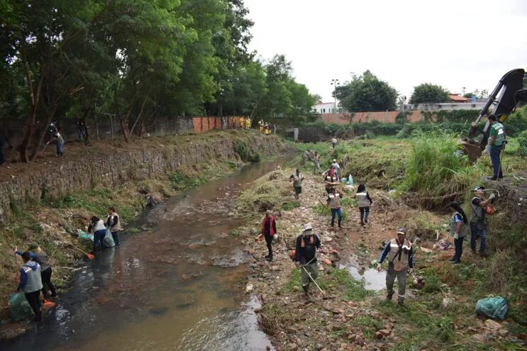 Funcionarios municipales y de otras instituciones realizaron esta mañana una limpieza del cauce del arroyo Itay.