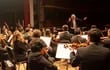 La Orquesta Sinfónica de la Ciudad de Asunción (OSCA), dirigida por Luis Szarán.