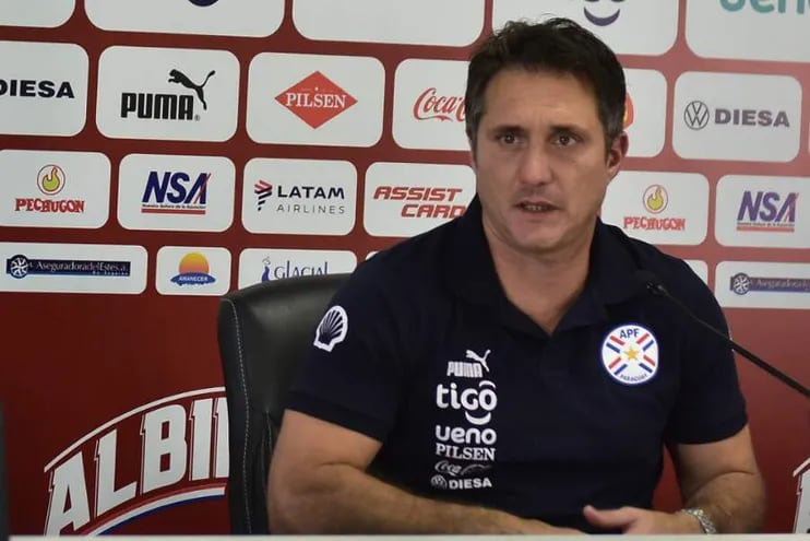 El seleccionador de Paraguay Guillermo Barros Schelotto habla en una rueda de prensa en Ypané (Paraguay). La selección paraguaya se medirá este martes a Venezuela en la segunda jornada de las eliminatorias sudamericanas al Mundial 2026, informó este lunes la Asociación Paraguaya de Fútbol (APF).