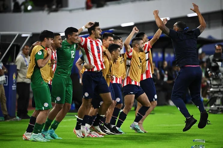 Los jugadores de la selección paraguaya celebran la victoria sobre Venezuela, clasificación a los Juegos Olímpicos y conquista del Preolímpico 2024 en el estadio Nacional Brígido Iriarte, en Caracas, Venezuela.