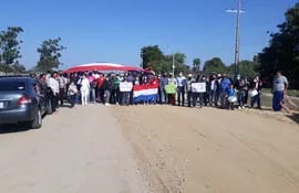 Pobladores de la compañía Mburica se manifestaron para exigir obras en su comunidad.