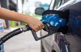 La gasolina bajará en Uruguay de 80,88 pesos en surtidor a 77,88 pesos (1,91 dólares).