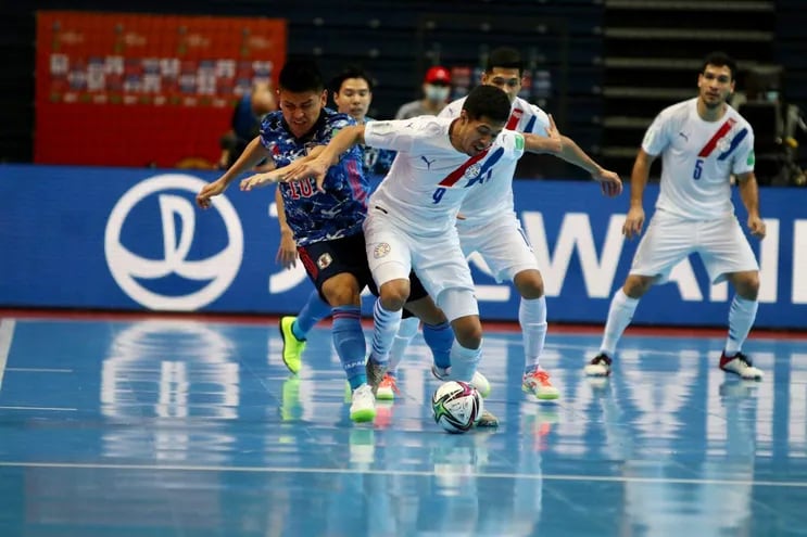 Hugo Martínez se trenza con el jugador nipón, en el partido que Paraguay le ganó a Japón por 2 a 1.