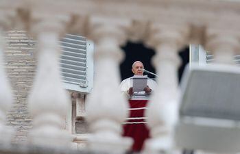 El papa Francisco oficia el rezo del Angelus en la Plaza de San Pedro en el Vaticano, este domingo.