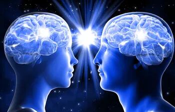 Dos siluetas ilustradas y traslúcidas de un hombre y una mujer a quienes se les ve el cerebro y entre ellos hay una luz brillante.