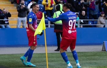 Jesús Medina festeja su gol con un compañero de equipo.