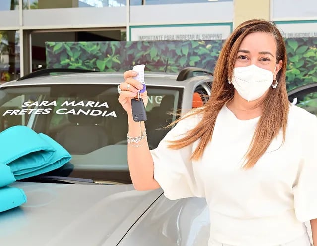 Sara María Fretes Candia retiró la camioneta que ganó en el sorteo de la promo “Mamá y papá”, del Mariano.
