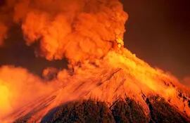 vista-de-la-erupcion-del-volcan-de-fuego-en-guatemala-unas-4-000-personas-fueron-evacuadas-de-varias-aldeas-por-la-fuerte-erupcion--203636000000-1777987.jpg