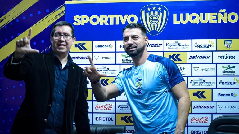 Julio César Cáceres López (43 años), junto a Daniel Rodríguez, el presidente de Sportivo Luqueño.