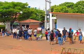 Muchas personas aguardan para realizarse su test para detectar el covid-19 en Villarrica.