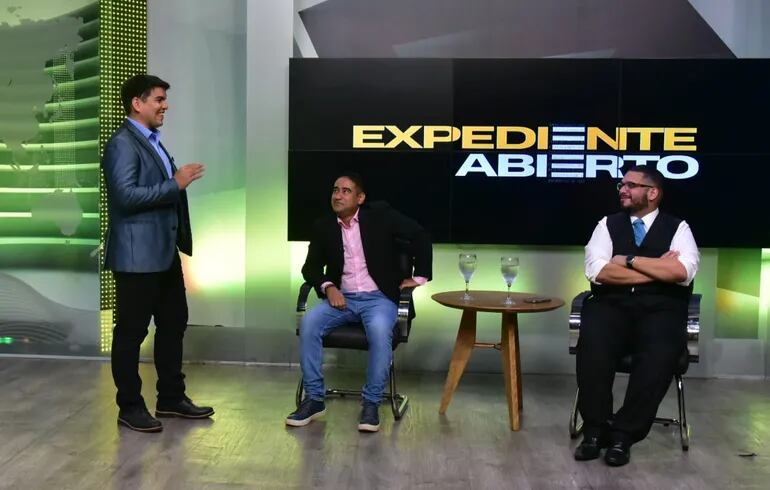 Los periodistas Juan Carlos Lezcano (derecha) y Juan Jara, anoche en el programa “Expediente Abierto” de ABC TV.