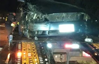 El vehículo involucrado en el triple choque en Yaguarón.