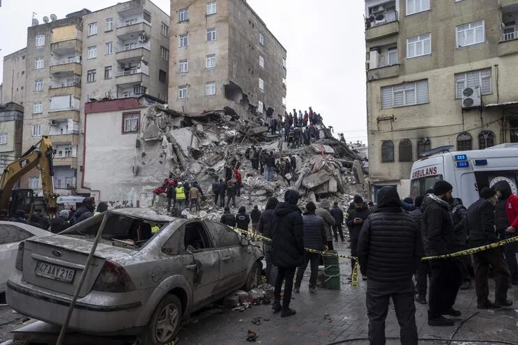 Tareas de rescate en Diyarbakir, Turquía, durante la mañana de este lunes.
