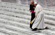 El papa Francisco evitará salir ante el público, tras el canto del Te Deum, en Nochevieja, para evitar aglomeraciones. (archivo)
