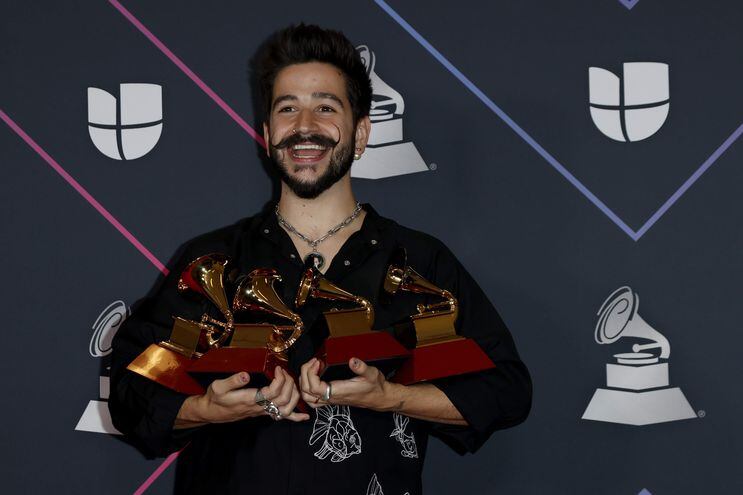 Camilo posa con sus Latin Grammy, tras la gala en la que partía como favorito con diez nominaciones.
