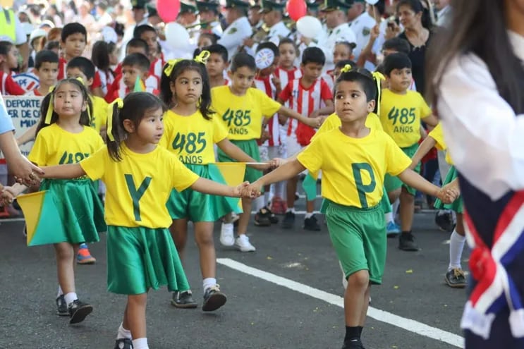 Alumnos de educación inicial pusieron su toque de ternura al desfile estudiantil que se realizó esta mañana para festejar los 485 años de la ciudad de Ypané.