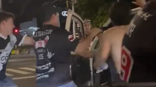 Barra brava del Club Olimpia atacó a un conductor en Asunción.