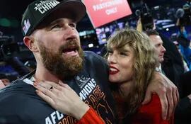 Travis Kelce, el número 87 de Kansas City Chiefs, celebrando con su novia Taylor Swift el pase de su equipo a la final de la Super Bowl 2024.