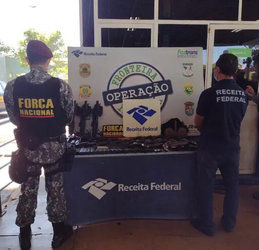 El lote de armas, municiones y cargadores incautado por las autoridades brasileñas.