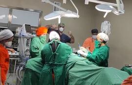 Médicos durante una intervención en el Hospital Nacional de Itauguá.