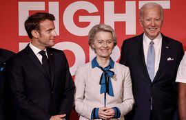 Presidente de Francia Emmanuel Macron (i), presidenta de la Comisión Europea Ursula von der Leyen (c) y el presidente de los Estados Unidos  Joe Biden (d)