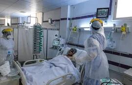 Enfermeras con trajes de protección atienden a un paciente con covid-19 en la unidad de terapia intensiva de un hospital en Gabes, Túnez.