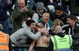 Miguel Almirón (sin camiseta) festeja con los hinchas del Newcastle el tanto que convirtió para el triunfo 1-0 sobre el Crystal Palace por la jornada 30 de la Premier League.