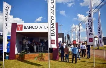 Banco Atlas, comprometido con el agro paraguayo, destaca su participación clave en ferias agrícolas.