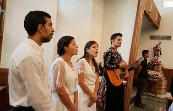 el-coro-entono-canciones-religiosas-en-guarani-durante-la-misa--234529000000-1386859.jpg