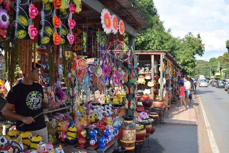 La artesanía de Areguá es única y se venden a precios muy accesibles. Los locales abren desde las 08:00 hasta las 22:00, aproximadamente.
