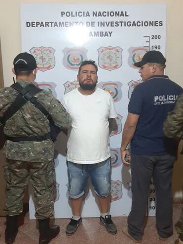 Waldemar Pereira Rivas, alias Cachorrão, guarda reclusión en la base de Investigación Criminal de la Policía del Amambay.