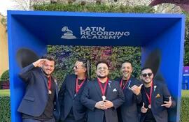 Los integrantes de Tierra Adentro: Luis Duarte, Rodrigo Pereira, Dani Meza, Beto Barrios y Ariel Escurra posan con sus medallas buscando alzar hoy el codiciado Latin Grammy.