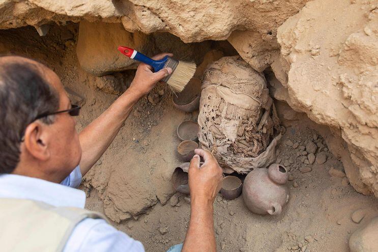 Un arqueólogo trabaja en el inédito hallazgo en la región de Cajamarquilla, Perú.