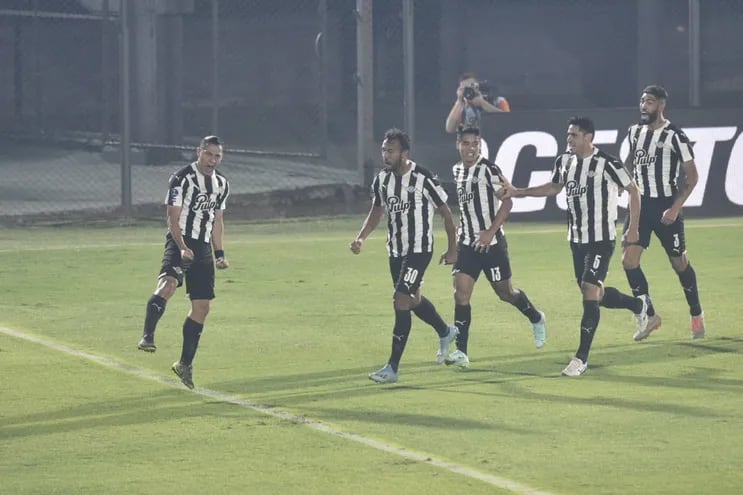 Festejo de los jugadores de Libertad tras el gol de Sebastián Ferreira y la clasificación a la semifinal de Libertad