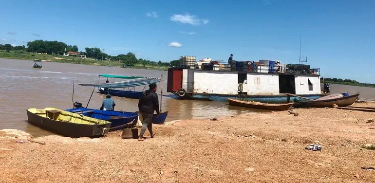 A pesar del bajo nivel de las aguas del río Paraguay, frente al puerto de Concepción se observan algunas embarcaciones que están por navegar.