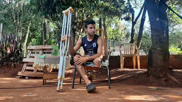 Claudio Ariel Paiva, hoy con 19 años, tiene muchas aspiraciones que se propone concretar. Su capacidad para jugar al piki voley, incluso sin muletas, lo hizo popular.