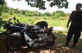 Un policía de Itauguá observa unas motocicletas incautadas de personas que se vieron involucradas en accidentes de tránsito ayer.