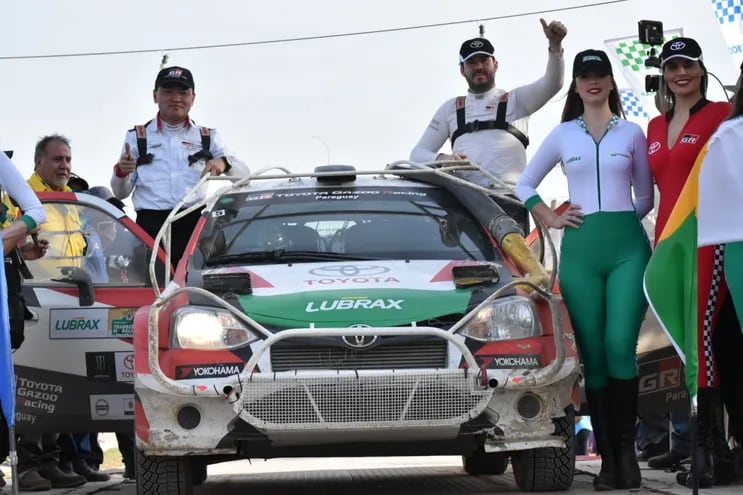 Alejandro Galanti (d) a bordo del Toyota Etios R5 durante la llegada a la rampa de Mariscal Estigarribia después de culminary conquistar la Etapa 1 del Rally del Chaco.