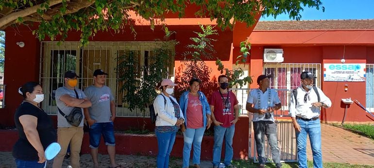 Un grupo de beneficiarios de las viviendas sociales llegaron hasta las oficinas de la Essap en Pilar, para reclamar la conexión de agua potable.