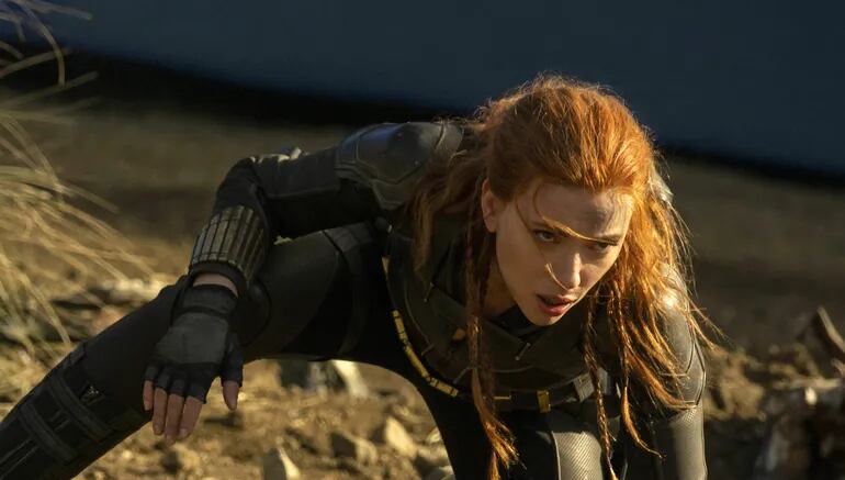 Scarlett Johansson en "Black Widow", que llega a cines de Paraguay el jueves y a Disney+ el viernes.