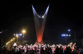 Quedó inaugurado el monumento en homenaje al arpa paraguaya, una escultura, realizada en hierro y acero, con una base de hormigón, que tiene más de 15 metros y está emplazada a un costado de la avenida Costanera de Asunción.