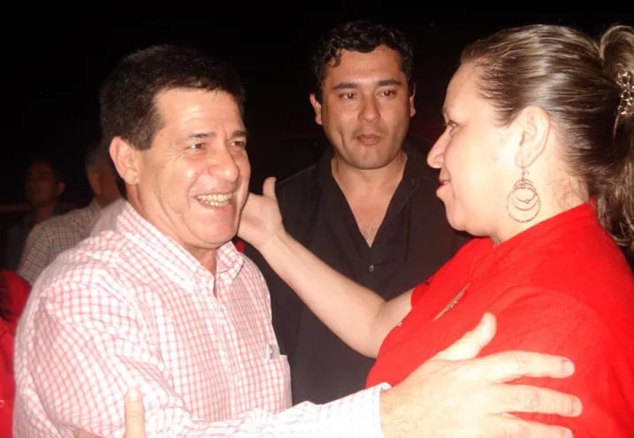 El juez Darío Báez (camisa oscura) junto al expresidente Horacio Cartes y una afiliada colorada.