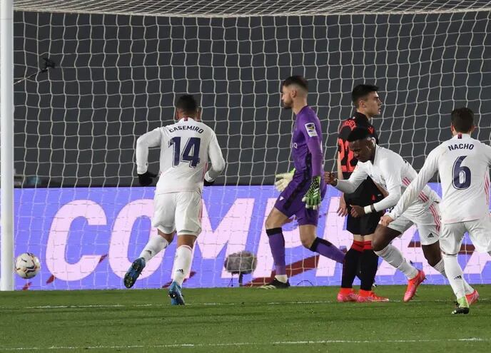 Vinícius Júnior (c) celebra el gol del empate para el Real Madrid, que llegó a los 89’ de juego. Casemiro y Nacho se unen al festejo.