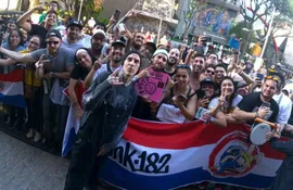 Travis Barker con sus fans paraguayos.