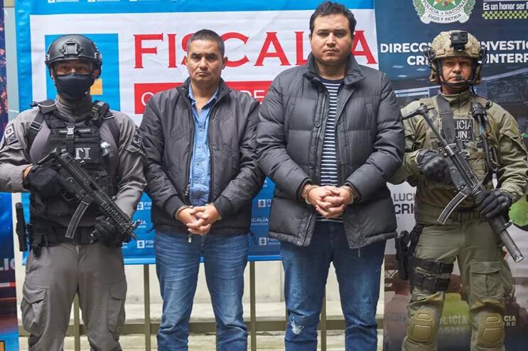 Integrantes del Cuerpo Técnico de Investigación (CTI) y la DIJIN de la Policía colombiana custodian a Andrés Felipe y Ramón Emilio Pérez Hoyos, implicados en el asesinato del fiscal paraguayo, Marcelo Pecci.