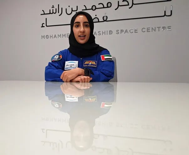 La astronauta emiratí Nora Al Matrooshi habla durante una entrevista con EFE en el Centro Espacial Mohammed Bin Rashid (MBRSC) en el emirato del Golfo de Dubái, Emiratos Árabes Unidos.