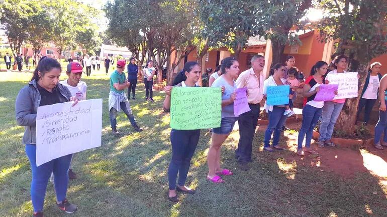 Padres de familia de la Escuela San Rafael de Azame Cue de Yuty tomaron el local de la institución escolar.